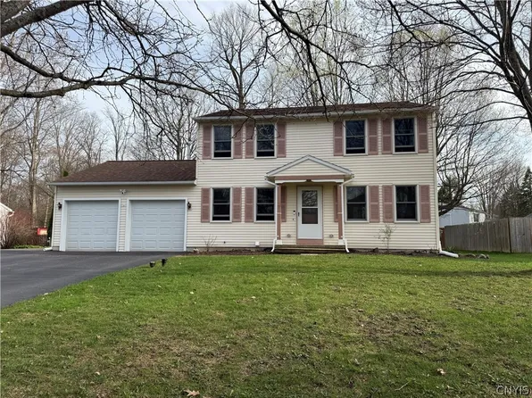 7 Athena Dr, Baldwinsville, NY 13027