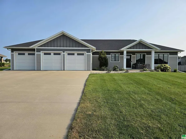 1028 16th St SE, Sioux Center, IA 51250