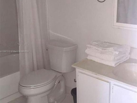 4th image of 2600 Collins Ave APT 501