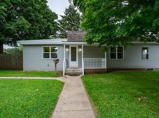 902 3rd St NW, Waverly, IA 50677