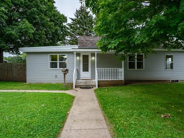 902 3rd St NW, Waverly, IA 50677