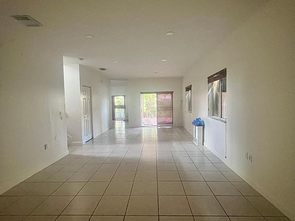 4th image of 965 NE 41st Ter