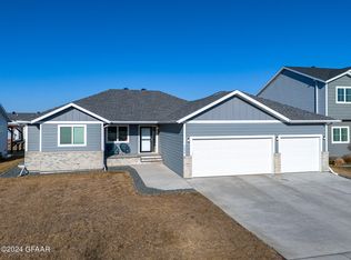 5696 Cottonwood St, Grand Forks, ND 58201