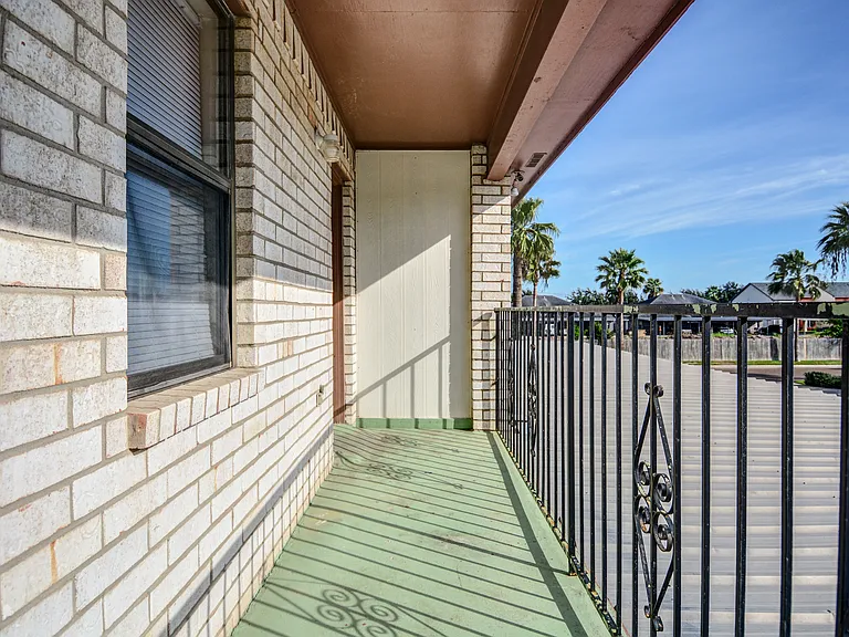 Las Violetas Apartments — Photo 6