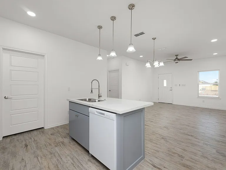 411 Hinojosa Dr — Photo 6