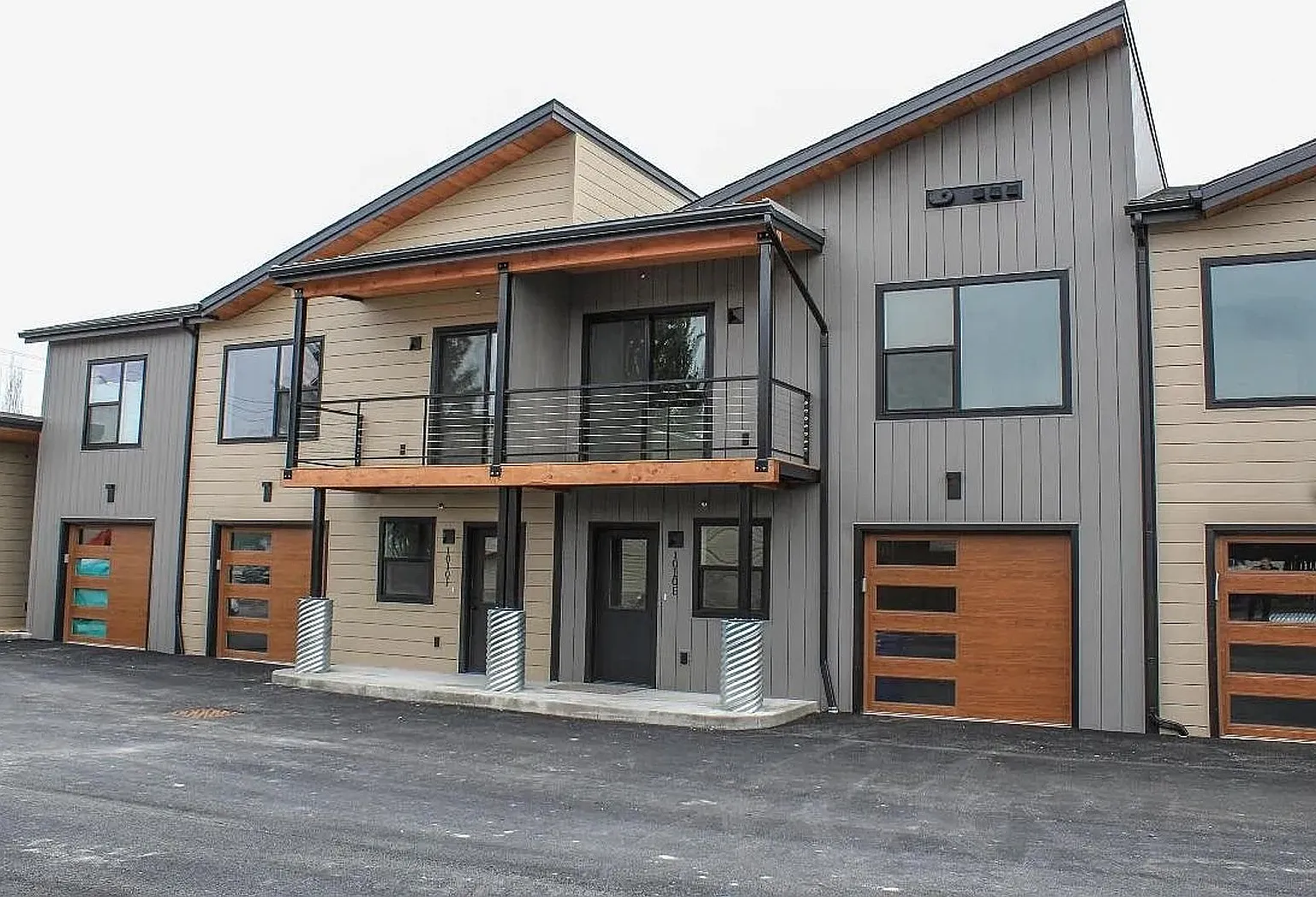 Month-to-Month 3bed 2.5 bath Whitefish Townhouse for rent - Walking distance to downtown. — Photo 1