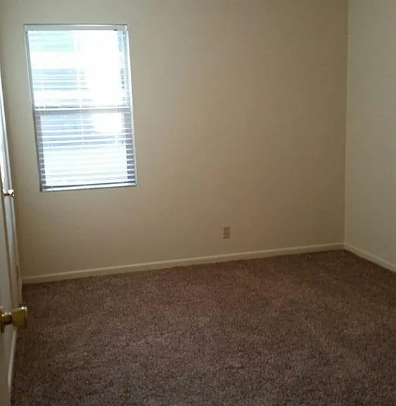 Country Club Apartments — Photo 13