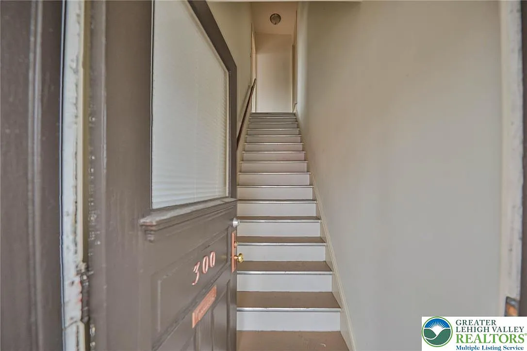 2 bed, 1.0 bath, 1471 sqft, $1,750 — Photo 3
