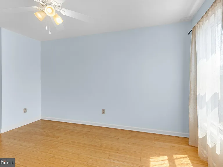 2476 Emerald St — Photo 27
