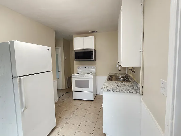 646 Ditmar St — Photo 6