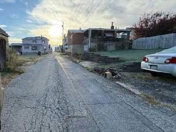 Exterior Neighborhood (street photo)