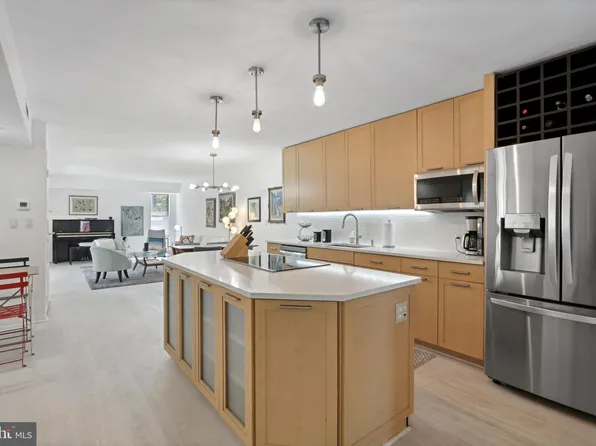 130 Spruce St APT 11B, Philadelphia, PA 19106