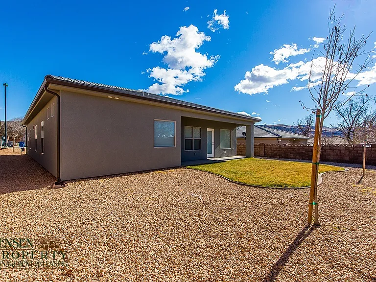 123 N 400 W — Photo 22