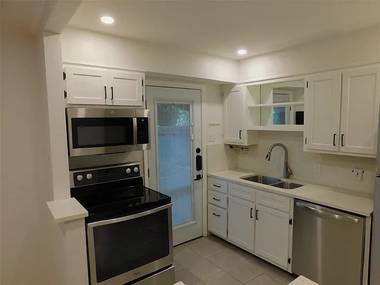 4906 N Hall St — Photo 9