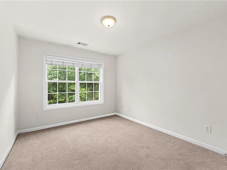 1058 Treymont Ln — Photo 32