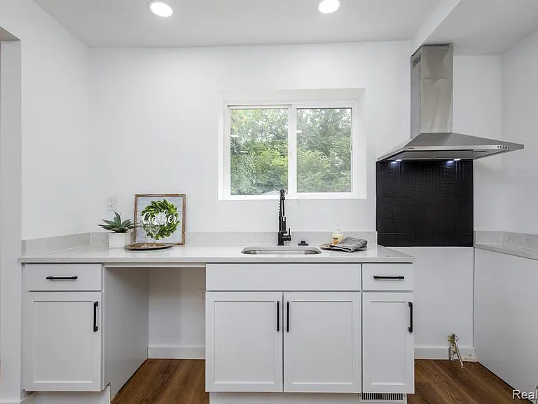 2744 Lawrence St — Photo 15
