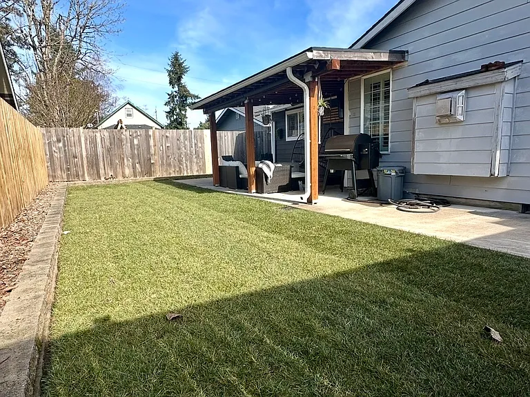 1016 Leonard St — Photo 25