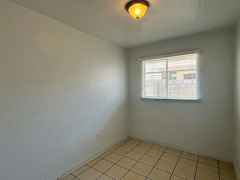 7532 N 21st Ave — Photo 12