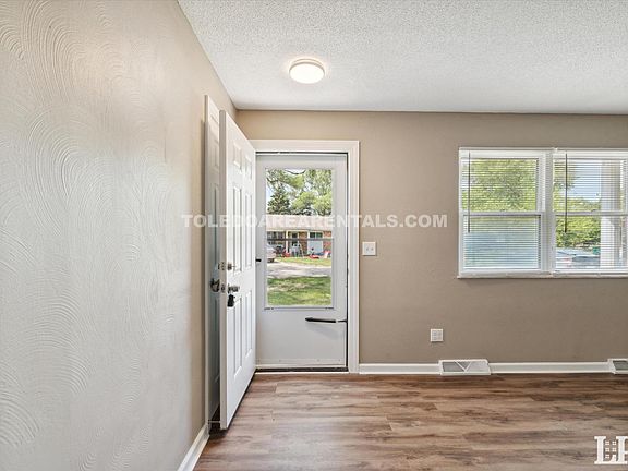 3rd image of 6820 Wagoner Dr #1