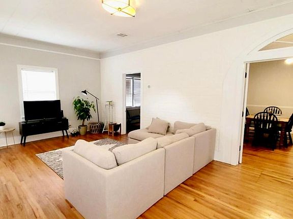 4th image of 705 Iris St