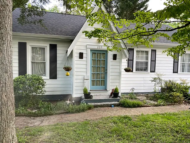 209 Claire St — Photo 1