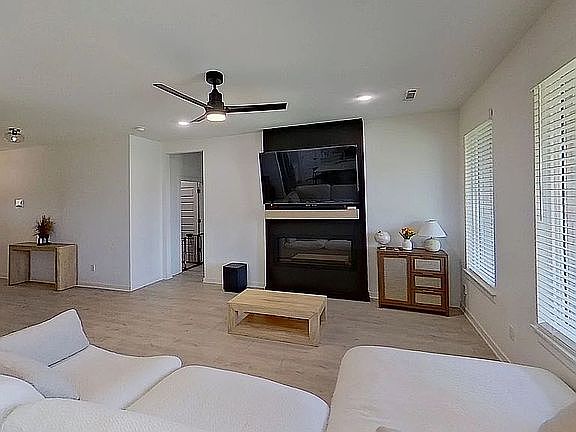 3rd image of 3964 Aryana Ave