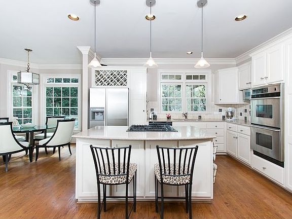 Island & Breakfast Nook