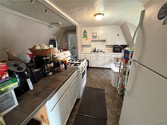 4th image of 108 Lewis St