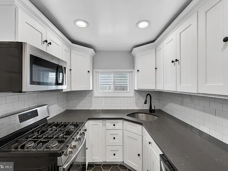 1705 Montrose St — Photo 13