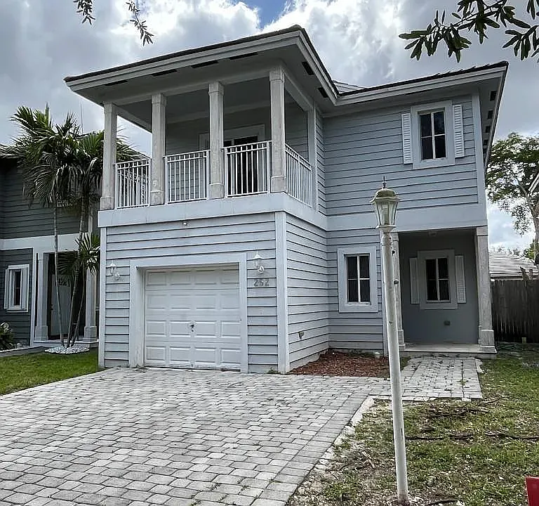 252 SE 32nd Ter