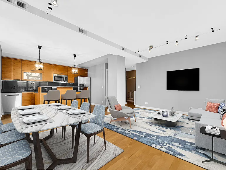 811 W Eastwood Ave #204 — Photo 3