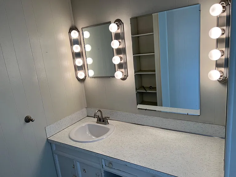 Bathroom/vanity