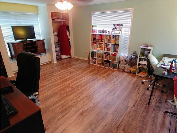 4th image of 2417 28th Ave N