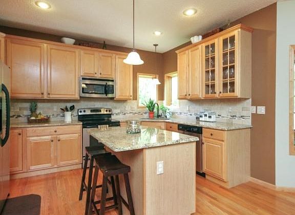 7336 Amberwood Lane, Savage
Maple cabinets, oak floors, granite counter, stainless appliances, seating at island.
