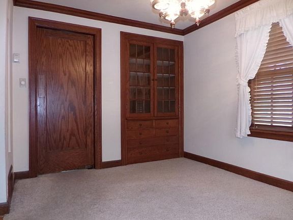 5th image of 334 E Broadway St
