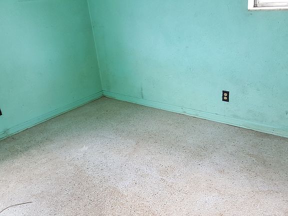 4th image of 735 Mercedes Ave