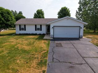 105 Sunny Hill Dr, Davis Junction, IL 61020