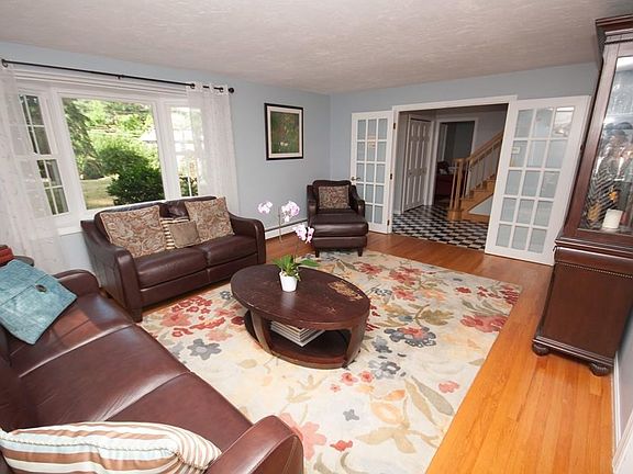 2nd image of 13 Oak Hill Rd