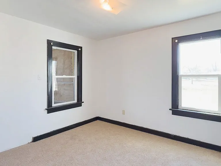 223-225 W Trail St — Photo 29