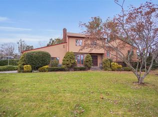 6 Edwards Ln, Glen Cove, NY 11542
