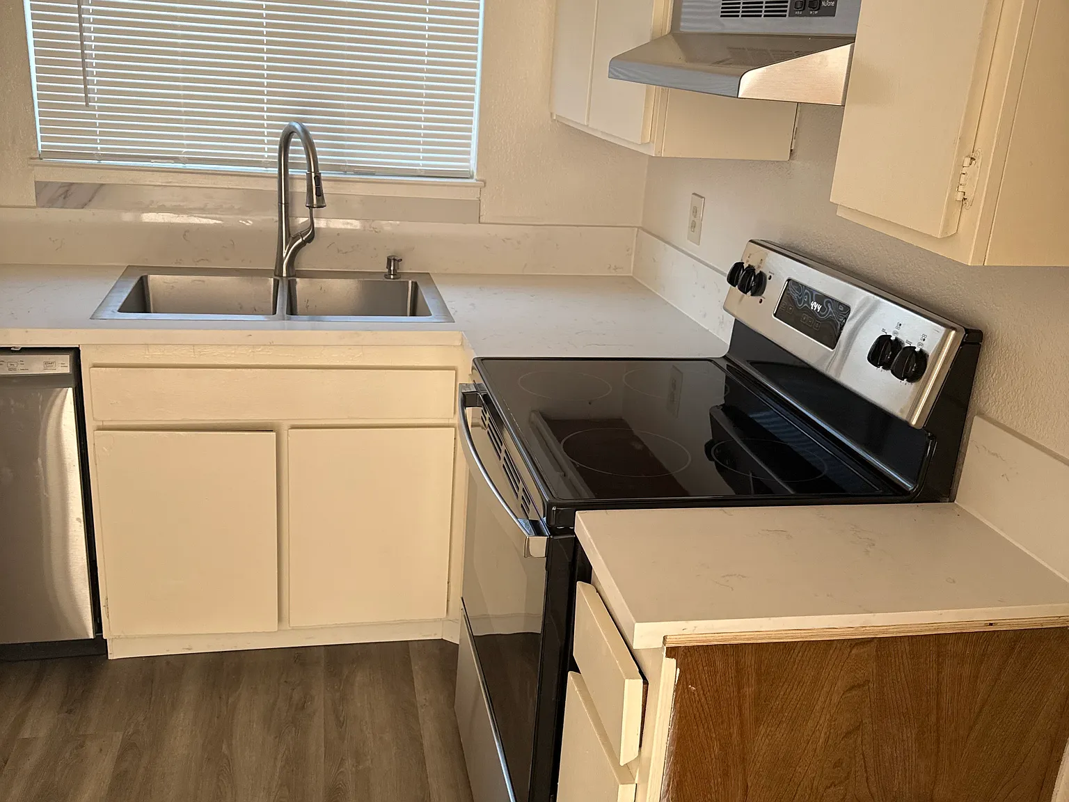 3 bed, 1400 sqft, $2,475 — Photo 3
