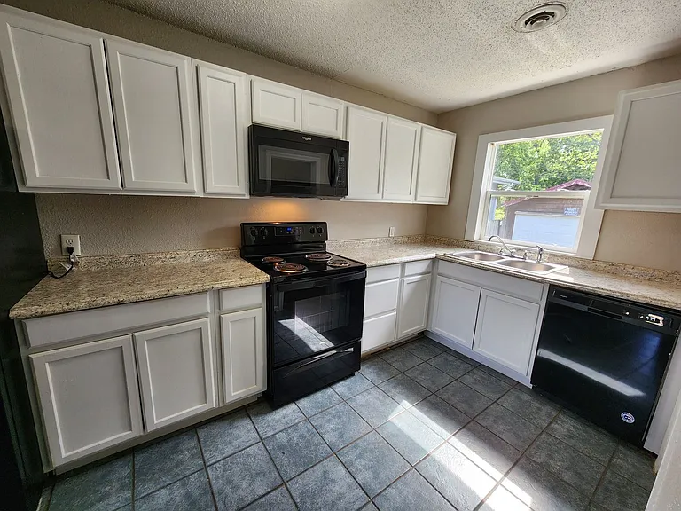 939 S Fort Ave — Photo 17