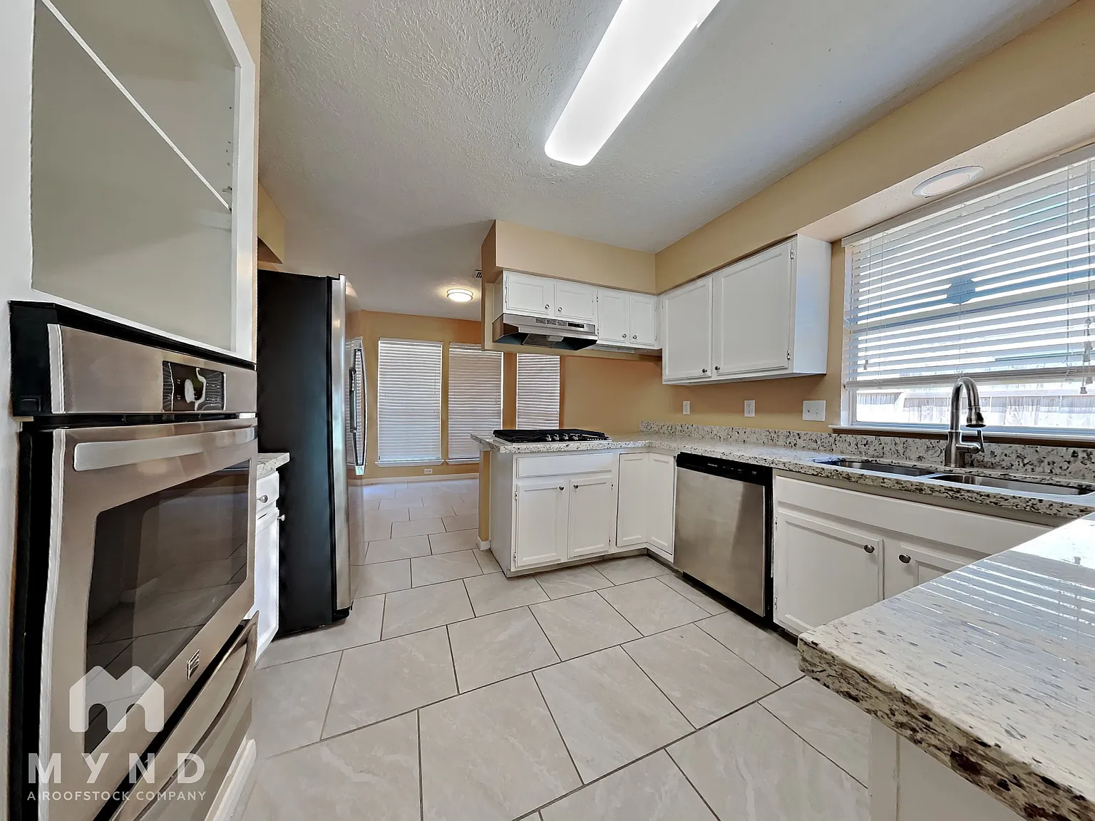 3 bed, 2.0 bath, 1431 sqft, $1,915 — Photo 2