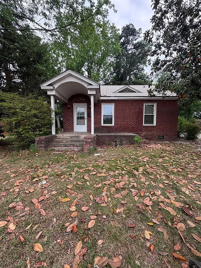 Discover this three-bedroom, one-bath single-family home in East Charlotte -$500 off the first fu... — Photo 1