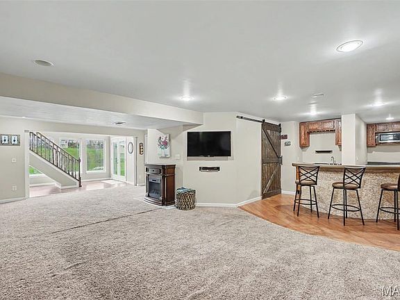 5th image of 210 Prairie Lake Dr
