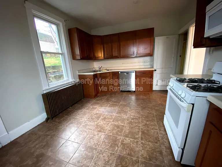 318 Kaercher St — Photo 5