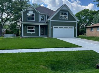 414 White Oak Dr, Roselle, IL 60172