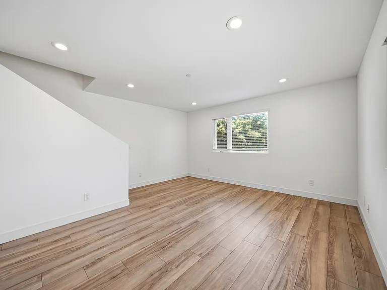 1235 1/2 W 39th Pl — Photo 16