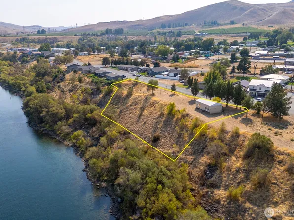 2011 Columbia Boulevard, Bridgeport, WA 98813