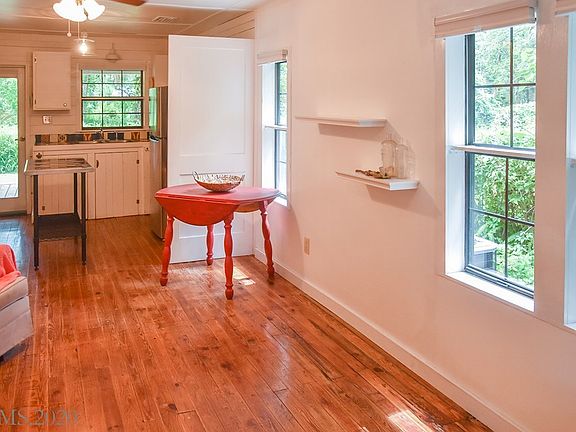 5th image of 10 Jaime Ln